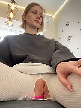 Snapshot of Feral_berry_8133 chatting on February 25, 2025, 12:38 pm Feral berry 8133 online show from February 25, 2025, 12:38 pm