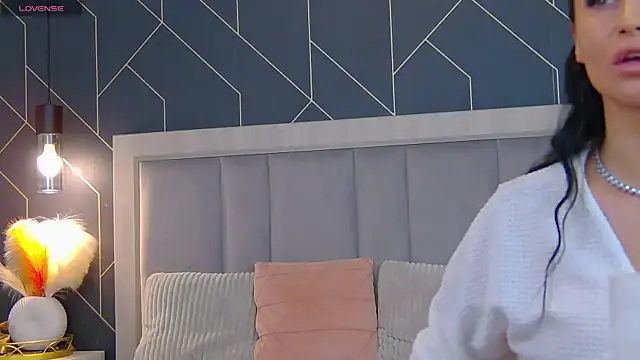 EmyLaveau online show from November 10, 2025, 9:58 am