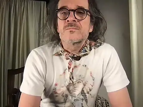 Snapshot of GioApri chatting on December 21, 2025, 8:53 pm GioApri online show from December 21, 2025, 8:53 pm