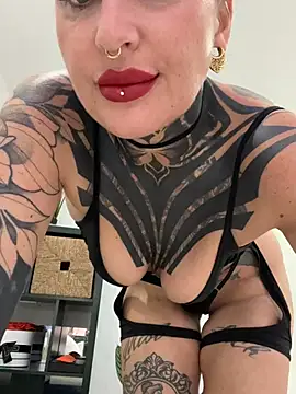 Snapshot of InkedBiitch chatting on May 4, 2026, 5:27 pm InkedBiitch online show from May 4, 2026, 5:27 pm