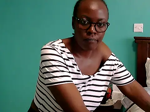 Snapshot of Laurettah chatting on May 7, 2026, 7:45 am Laurettah online show from May 7, 2026, 7:45 am