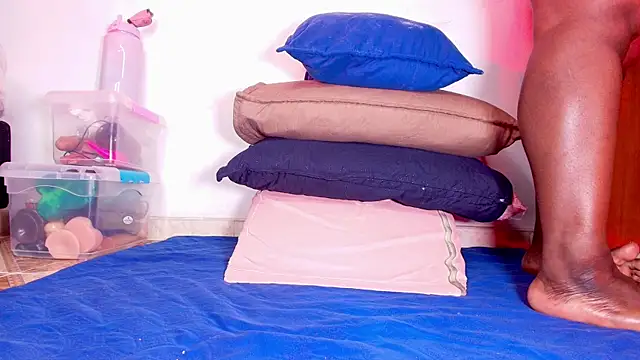 Snapshot of _ebony-queen_ chatting on October 31, 2025, 12:02 pm ebony-queen online show from October 31, 2025, 12:02 pm