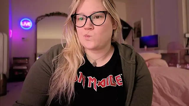 PiggyRose online show from March 21, 2026, 1:40 am