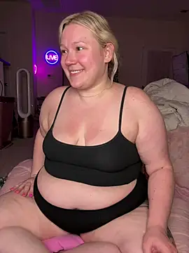 Snapshot of PiggyRose chatting on April 28, 2026, 2:27 am PiggyRose online show from April 28, 2026, 2:27 am
