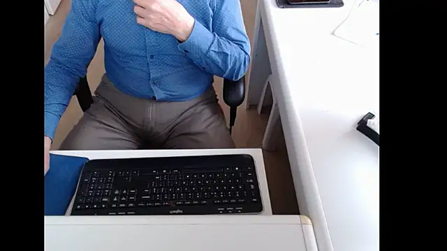 dutchpornking online show from November 17, 2025, 7:56 am