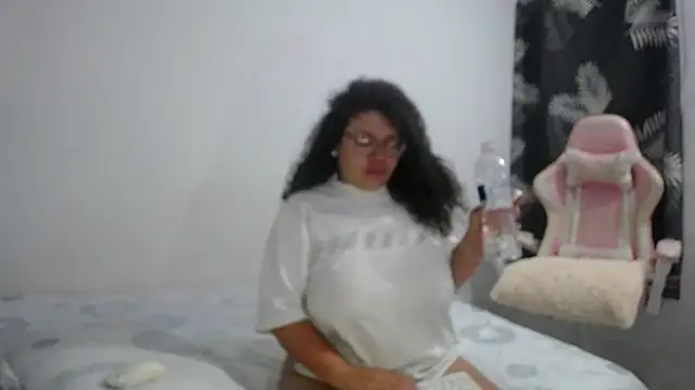 mabigomez00 online show from February 21, 2026, 9:33 am