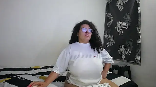 mabigomez00 online show from May 16, 2026, 9:19 am