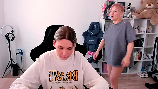 hotblonds online show from February 21, 2026, 11:23 am