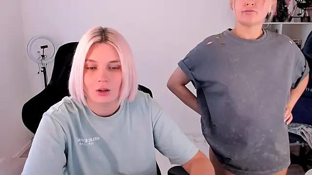 hotblonds online show from October 27, 2025, 11:33 am