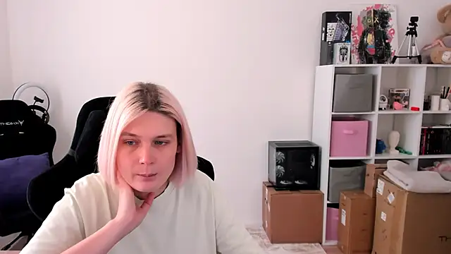 hotblonds online show from November 14, 2025, 11:03 am