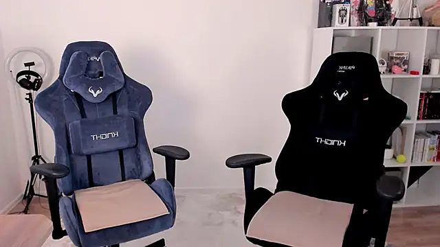 hotblonds online show from November 7, 2025, 12:42 pm