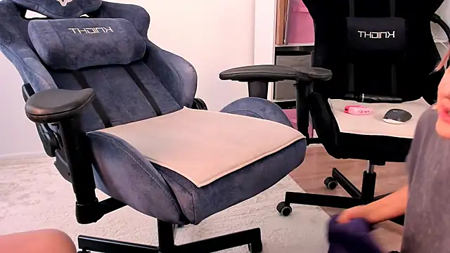 hotblonds online show from February 26, 2026, 12:05 pm