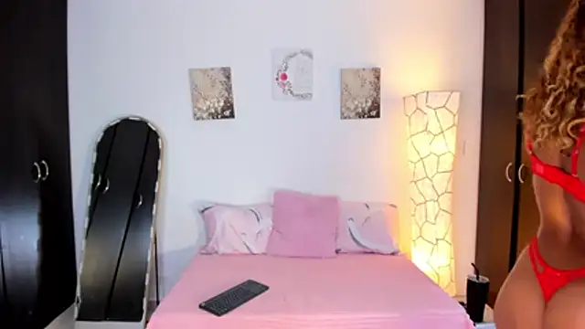 SarahCinnamon- online show from April 1, 2026, 8:17 pm