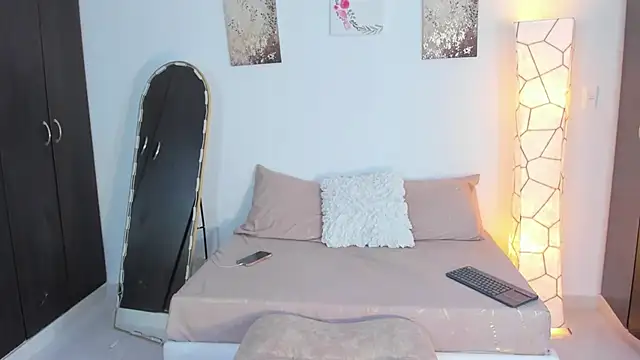 SarahCinnamon- online show from March 19, 2026, 8:09 pm