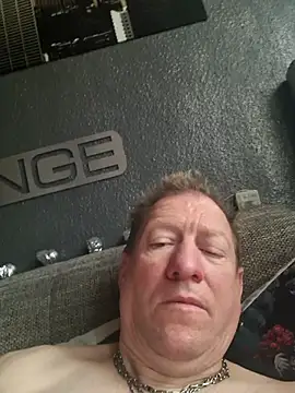 tomtom111111 online show from November 4, 2025, 1:37 pm