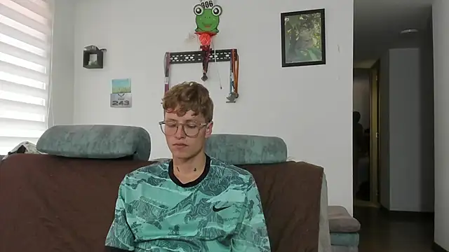 A sexy couple   online show from September 19, 2025, 7:07 pm