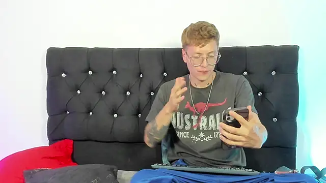 A sexy couple   online show from October 5, 2025, 2:02 am