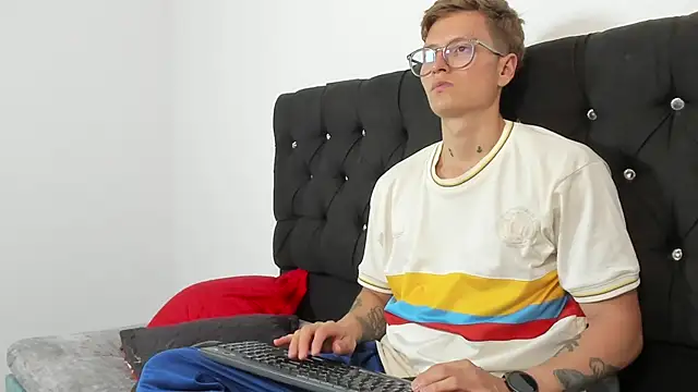 A sexy couple   online show from October 5, 2025, 9:16 pm