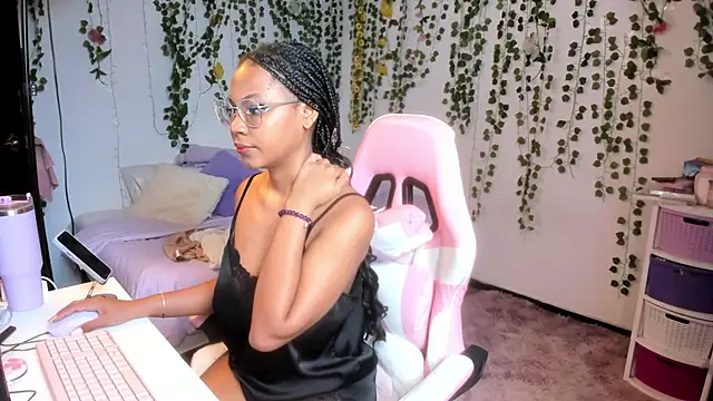 Snapshot of violeta_milleer chatting on June 5, 2026, 4:35 pm violeta milleer online show from June 5, 2026, 4:35 pm