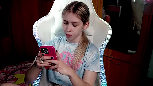 ho1yho1e online show from November 1, 2025, 6:24 pm