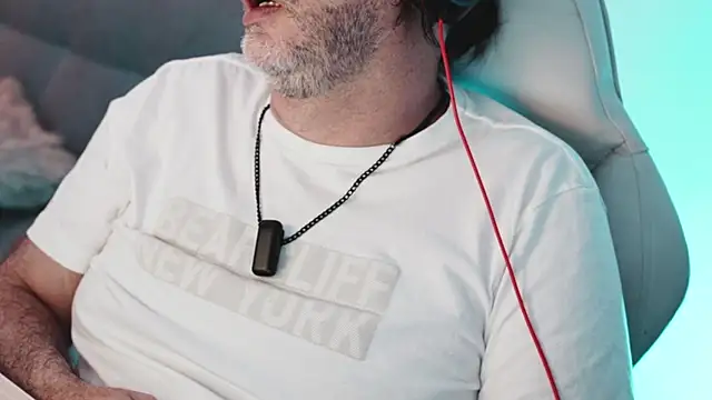 Snapshot of Sanders_White chatting on February 23, 2025, 5:12 am Sanders White online show from February 23, 2025, 5:12 am