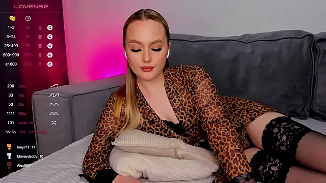 Snapshot of Elissluvv chatting on February 9, 2025, 11:47 am Elissluvv online show from February 9, 2025, 11:47 am