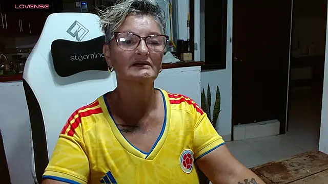 Snapshot of bety-cum2 chatting on June 24, 2026, 1:37 am bety-cum2 online show from June 24, 2026, 1:37 am
