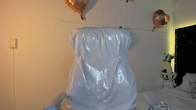 Snapshot of lauren_fit chatting on November 17, 2025, 5:28 pm lauren fit online show from November 17, 2025, 5:28 pm