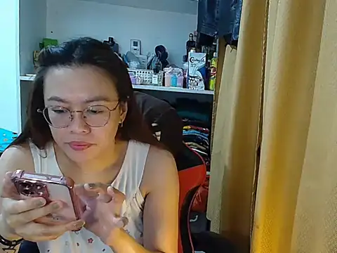 Snapshot of crizzybel chatting on February 12, 2026, 12:32 am crizzybel online show from February 12, 2026, 12:32 am