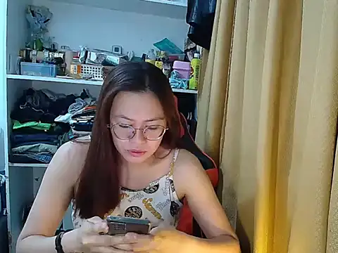 Snapshot of crizzybel chatting on April 7, 2026, 8:21 pm crizzybel online show from April 7, 2026, 8:21 pm