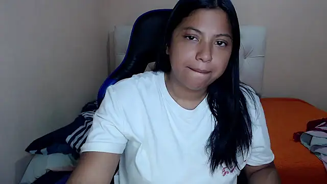 Snapshot of Leylafourniert chatting on December 13, 2025, 8:15 pm Leylafourniert online show from December 13, 2025, 8:15 pm