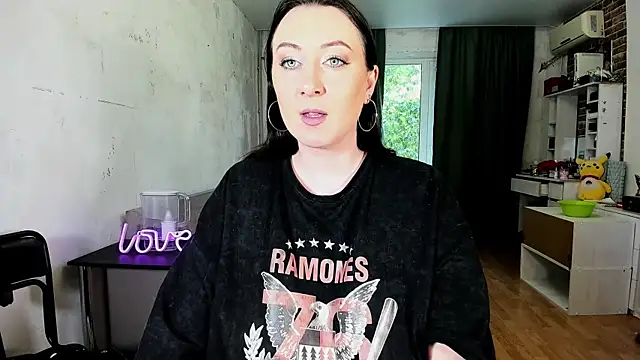 Mira Xo  online show from October 18, 2025, 10:17 am