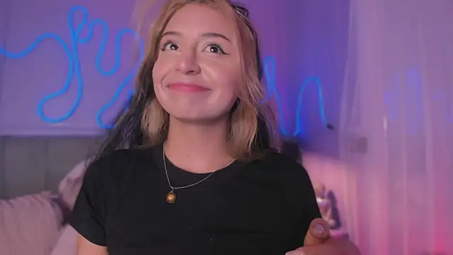 Snapshot of Sofly_s chatting on December 15, 2025, 12:11 pm Sofly s online show from December 15, 2025, 12:11 pm