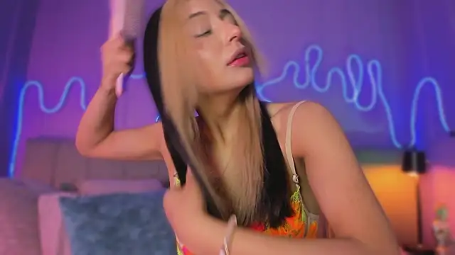 Snapshot of Sofly_s chatting on February 20, 2026, 12:07 pm Sofly s online show from February 20, 2026, 12:07 pm