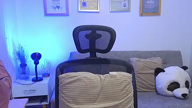 Snapshot of annylouis chatting on December 4, 2025, 7:24 pm annylouis online show from December 4, 2025, 7:24 pm