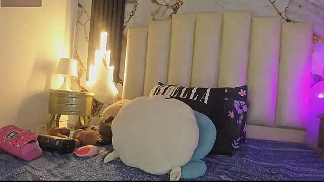 mollieblue69 online show from April 15, 2026, 1:04 pm