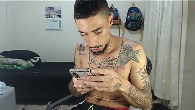 Snapshot of emiliano_hottt chatting on April 24, 2026, 8:55 pm emiliano hottt online show from April 24, 2026, 8:55 pm