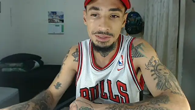 Snapshot of emiliano_hottt chatting on April 23, 2026, 1:34 am emiliano hottt online show from April 23, 2026, 1:34 am