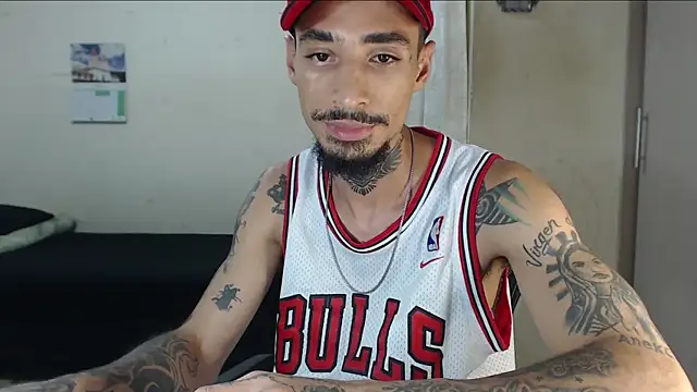 Snapshot of emiliano_hottt chatting on April 28, 2026, 2:27 am emiliano hottt online show from April 28, 2026, 2:27 am