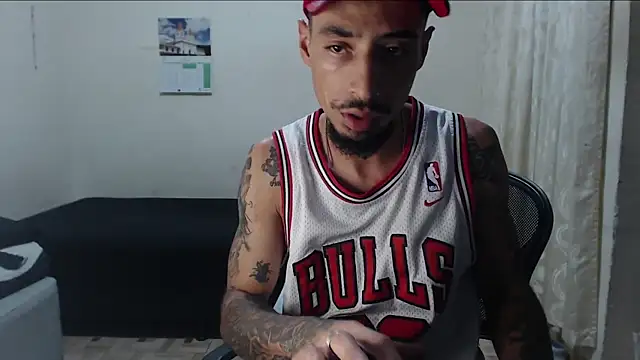 Snapshot of emiliano_hottt chatting on April 24, 2026, 2:02 am emiliano hottt online show from April 24, 2026, 2:02 am