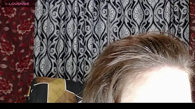 Snapshot of EmilyDoth chatting on November 10, 2025, 2:33 pm EmilyDoth online show from November 10, 2025, 2:33 pm