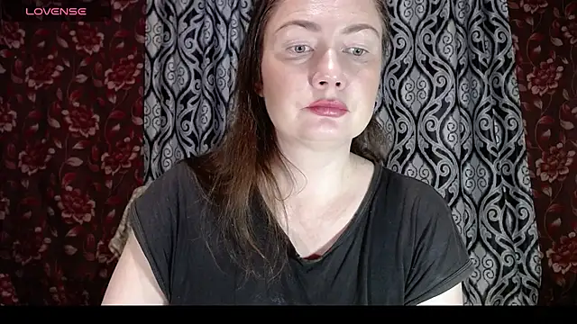 Snapshot of EmilyDoth chatting on November 17, 2025, 2:04 am EmilyDoth online show from November 17, 2025, 2:04 am