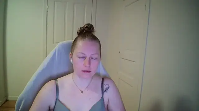 Girlnina-1995 online show from March 30, 2026, 7:32 am