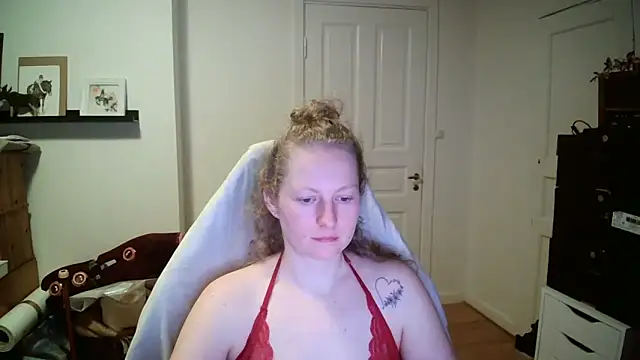 Girlnina-1995 online show from February 17, 2026, 7:33 pm