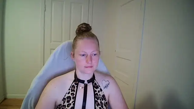 Snapshot of Girlnina-1995 chatting on May 19, 2026, 5:03 am Girlnina-1995 online show from May 19, 2026, 5:03 am