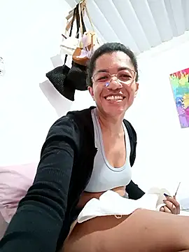 Snapshot of Bigassmommy_x chatting on April 19, 2026, 6:10 pm Bigassmommy x online show from April 19, 2026, 6:10 pm
