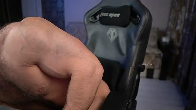 Snapshot of mike0xx chatting on December 2, 2025, 4:36 am mike0xx online show from December 2, 2025, 4:36 am