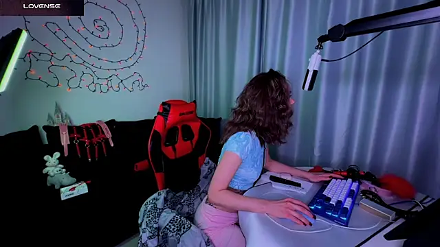 Snapshot of DivineBite chatting on January 24, 2025, 4:39 pm DivineBite online show from January 24, 2025, 4:39 pm