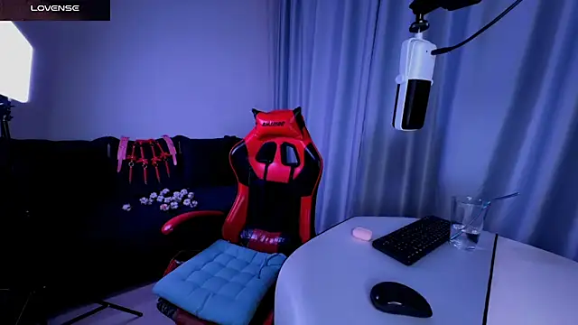 Snapshot of DivineBite chatting on March 6, 2025, 7:21 pm DivineBite online show from March 6, 2025, 7:21 pm