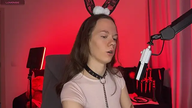 Snapshot of DivineBite chatting on October 6, 2025, 1:23 pm DivineBite online show from October 6, 2025, 1:23 pm